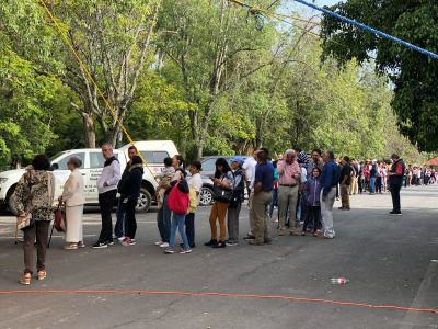 Long line of voters at Ixtapan de la Sal casilla especial