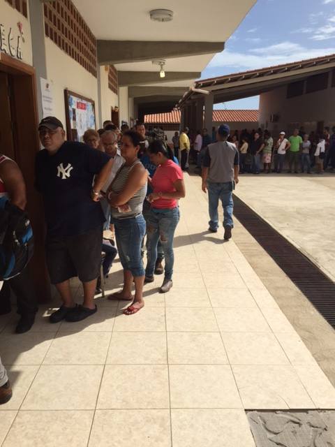 Voting line at Unidad Educativa Juan Cancio